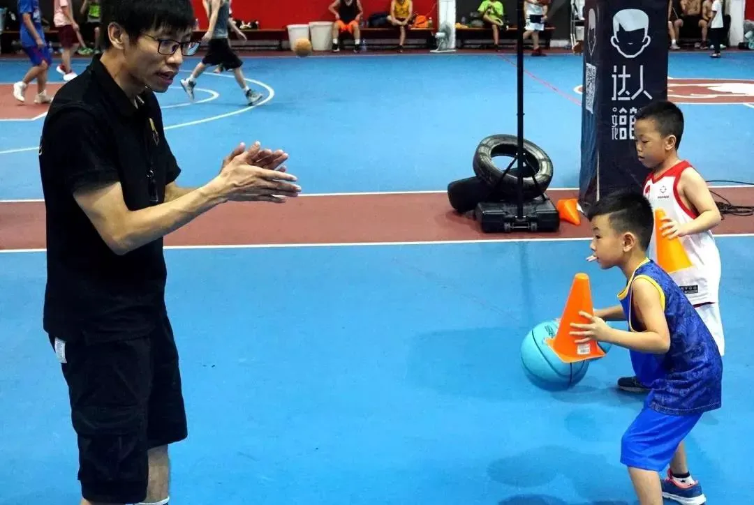 刻苦训练篮球时如何避免受伤的建议_0